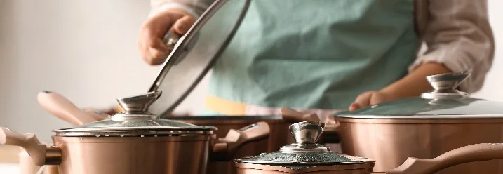 Person beim Kochen mit Töpfen